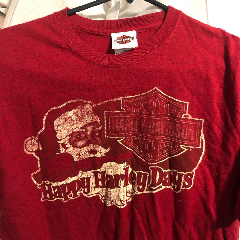 Happy holidays with this nice Santa Harley tee